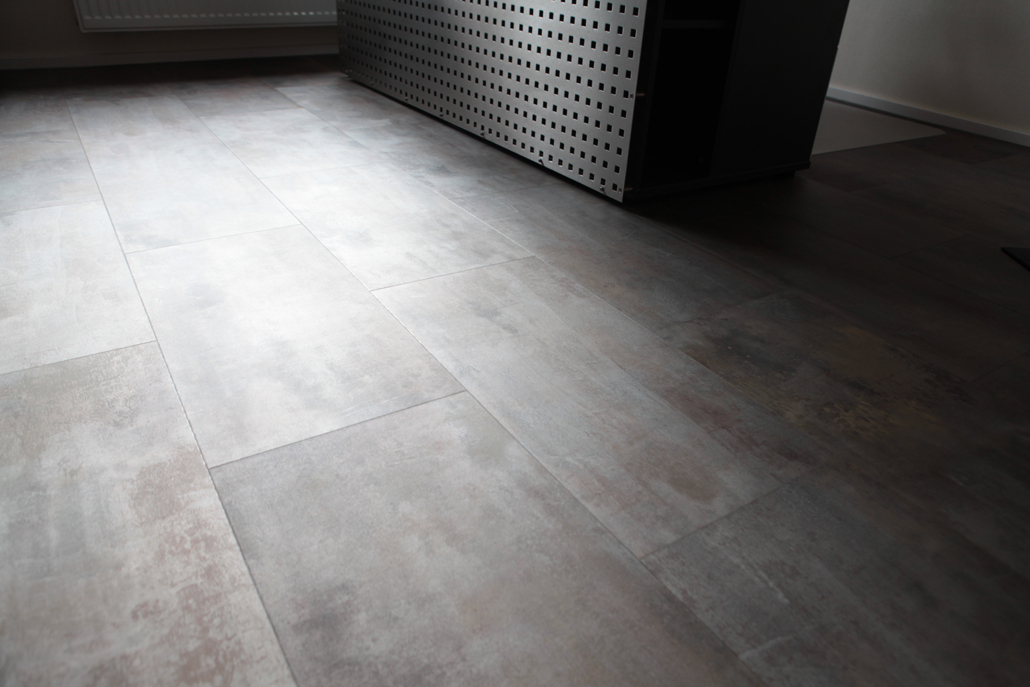 Designboden in Betonoptik mit matt-mineralischer Oberfläche und präziser Verlegung – hochwertige Bodenarbeiten vom Malerfachbetrieb Binder