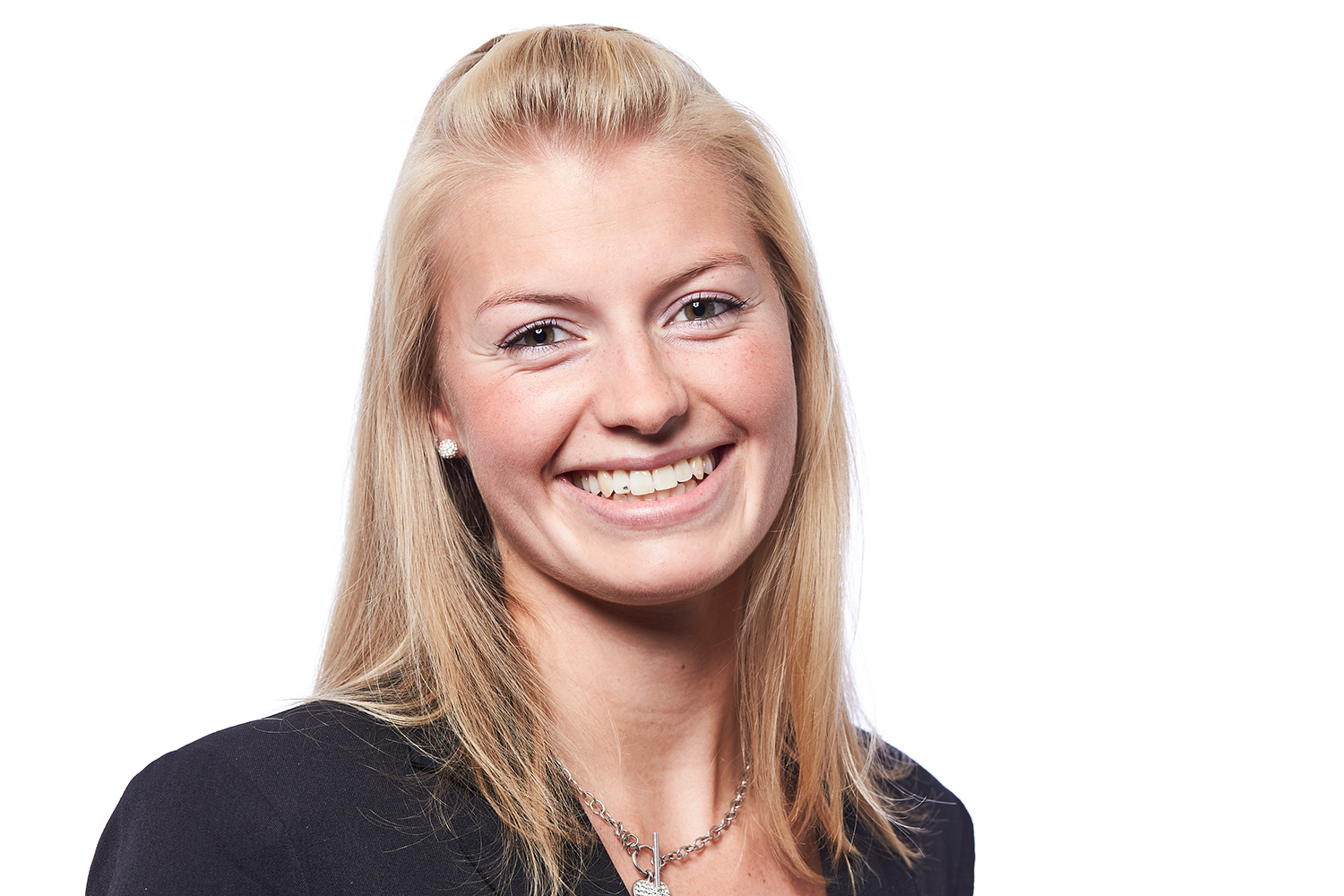 Porträt von Dana Binder, Assistentin der Geschäftsführung und Teil des Generationswechsels im Malerfachbetrieb Binder