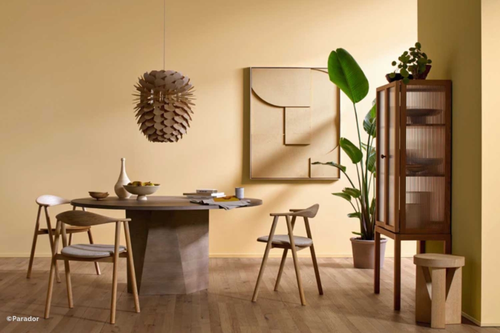 Essbereich mit glatt gespachtelten Wänden in warmem Gelbton, präzisen Kanten und hellem Holzboden – hochwertige Innenraumgestaltung vom Malerfachbetrieb Binder