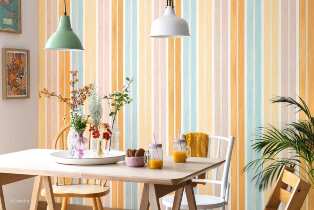 Essbereich mit moderner Trendtapete in vertikalen Pastell- und Warmton-Streifen, sauber tapeziert und hochwertig verarbeitet – Malerfachbetrieb Binder
