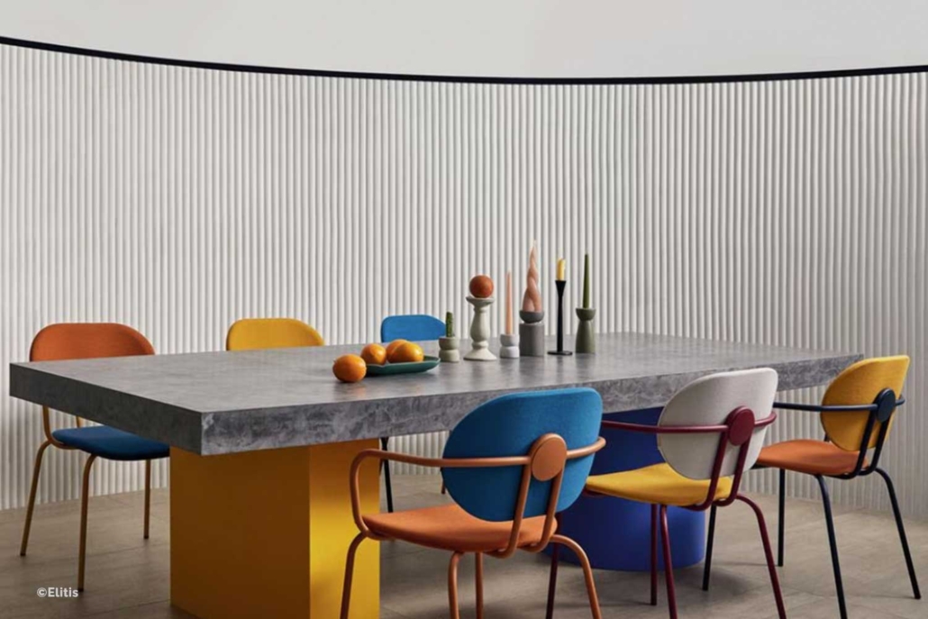 Essbereich mit strukturierter Trendtapete in vertikaler Lamellenoptik und modernen Designmöbeln – so präzise Tapezierarbeit kann der Malerfachbetrieb Binder