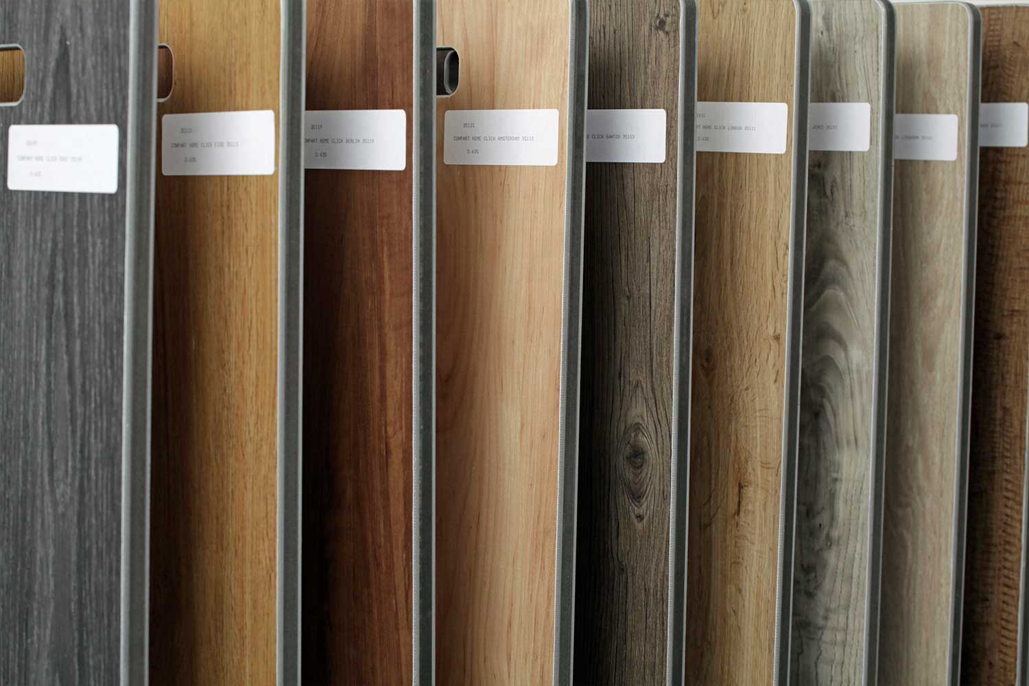 Bodenbelagsmuster für Designbeläge, Vinyl und Laminat in verschiedenen Holzdekoren im Showroom des Malerfachbetriebs Binder