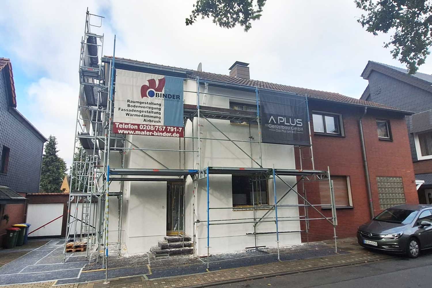 Eingerüstete Wohnhausfassade während WDVS-Arbeiten – energetische Sanierung durch den Malerfachbetrieb Binder.