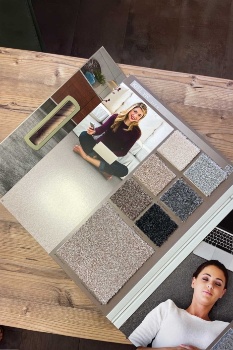 Aufgeschlagenes Musterbuch mit hochwertigen Teppichböden als Inspiration im Showroom des Malerfachbetriebs Binder