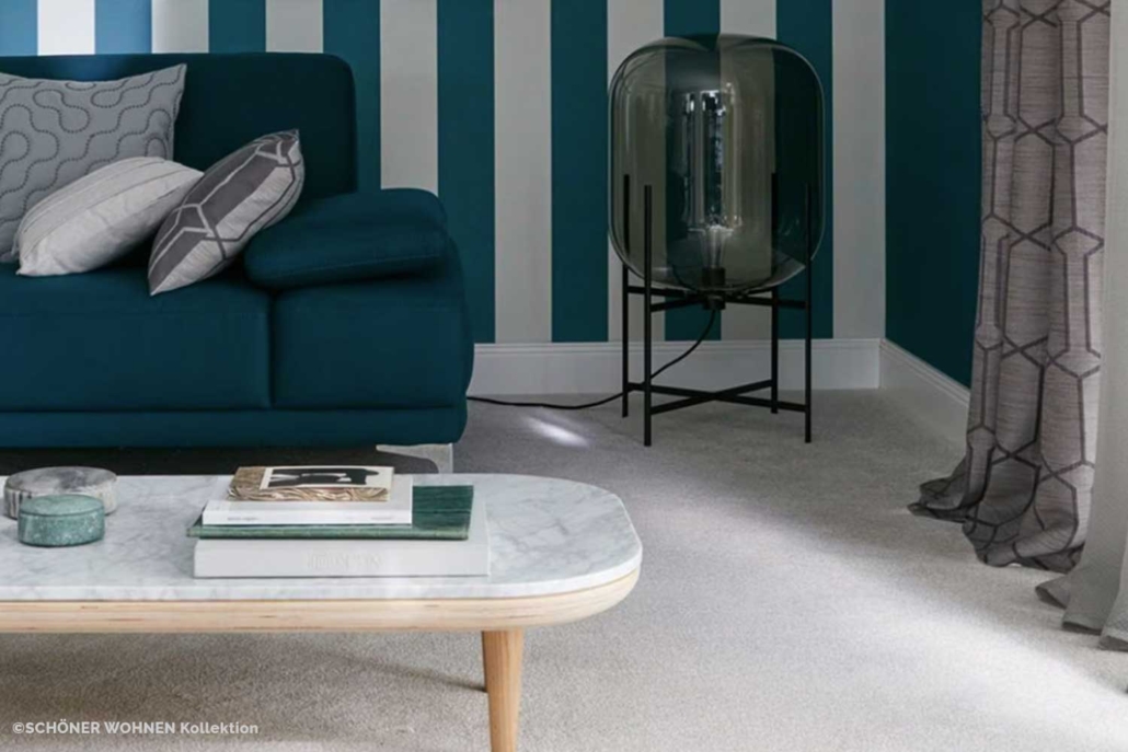 Moderne Wandgestaltung mit weißen und petrolfarbenen Dekorstreifen sowie hellem Teppichboden – Malerfachbetrieb Binder