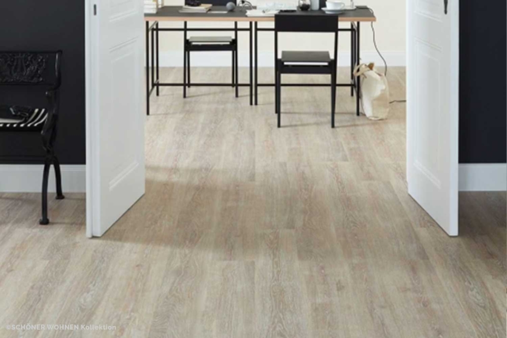 Heller Designboden in Holzoptik in modernem Wohn- und Arbeitsbereich