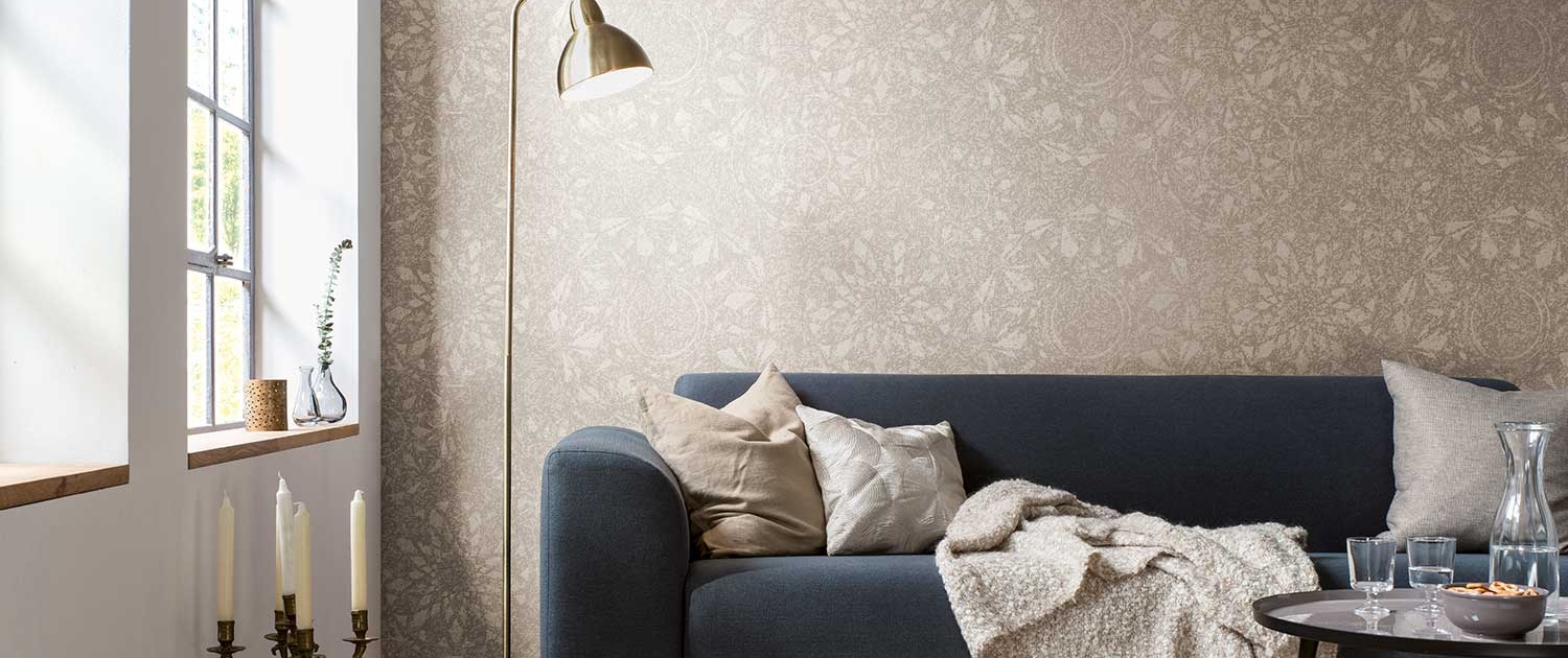 Elegante Wandgestaltung mit floraler Tapete und modernem Wohnstil – Malerfachbetrieb Binder Mülheim an der Ruhr